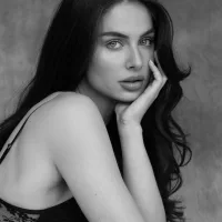 Nicole Full time model