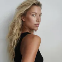 Isa Full-time model