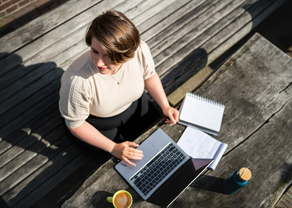 Vrouw Laptop Buiten Personal Branding Shoot